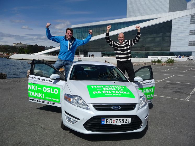 Knut Wilthil og Henrik Borchgrevink kjørte 2536,4 km på en dieseltank med en Ford Mondeo ECOnetic.  