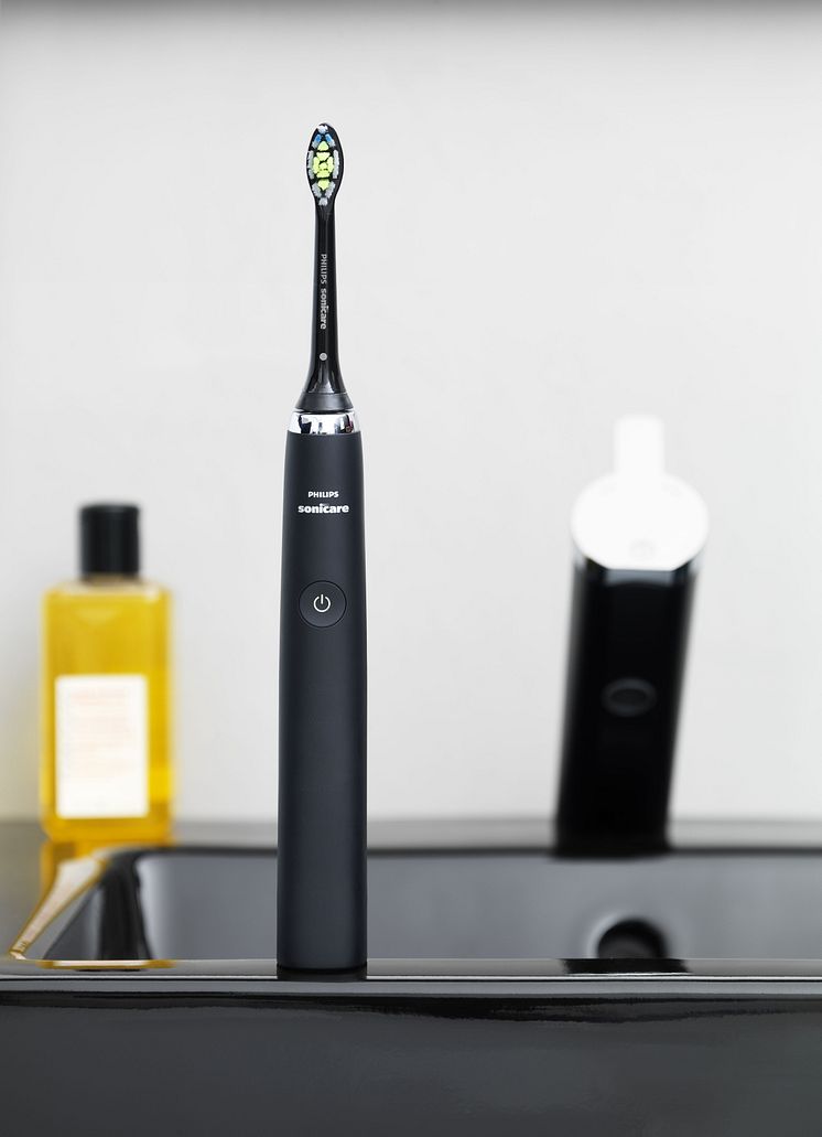 Philips DiamondClean Black eltandborste på Gustavsberg Artic Black Edition handfat