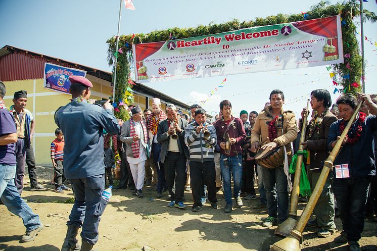 Banner - Utviklingsminister Nikolai Astrup åpnet Shree Devitar Basic School i Dolakha i Nepal