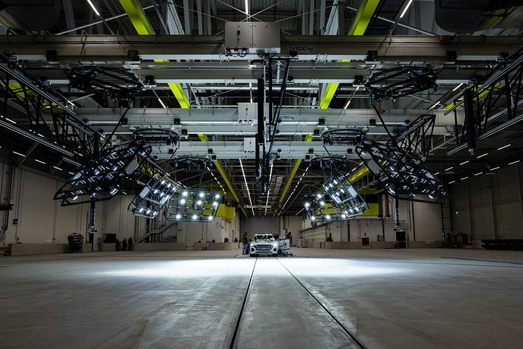 Kollisionsarenaen i Audi Vehicle Safety Center er et søjlefrit område på 50x50 meter