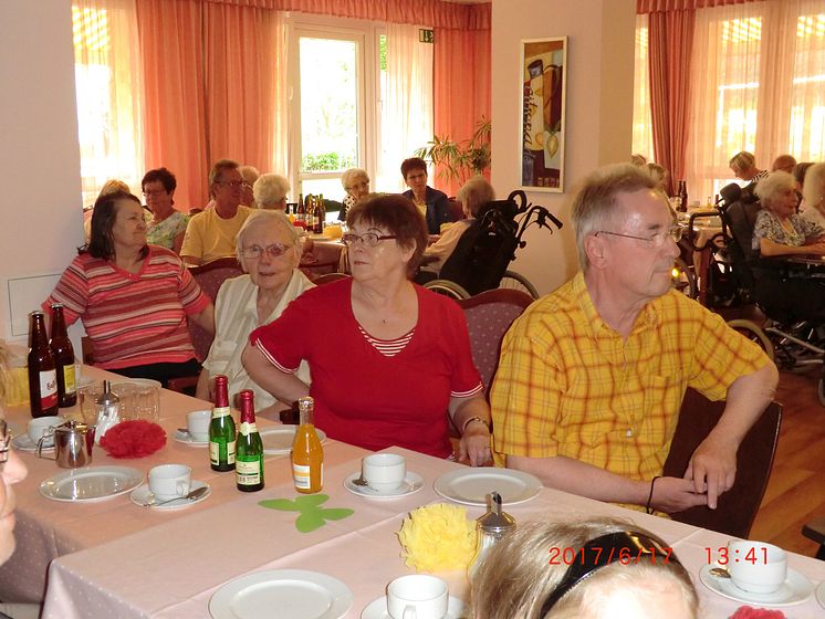 Unterhaltsamer Angehörigen-Nachmittag im Vitanas Senioren Zentrum: Bärenherz erhält Erlös aus amerikanischer Versteigerung