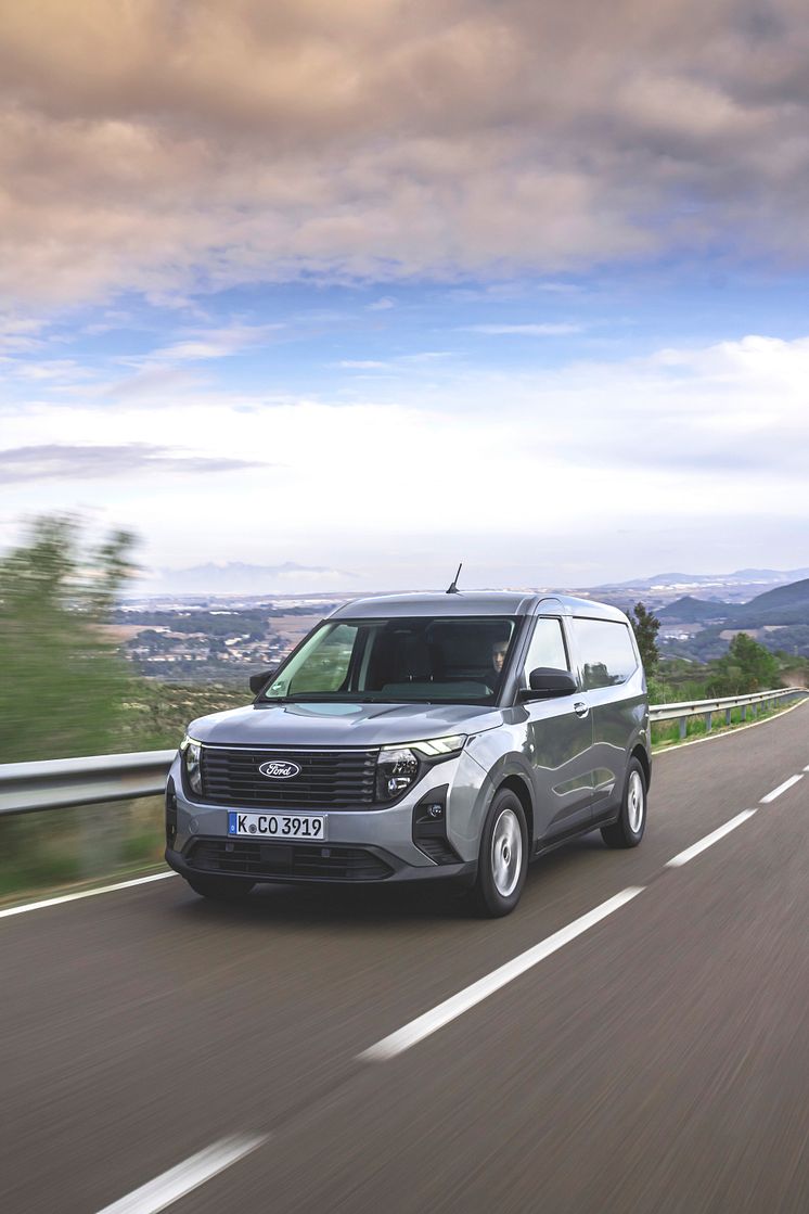 Transit Courier Solar Silver (8)