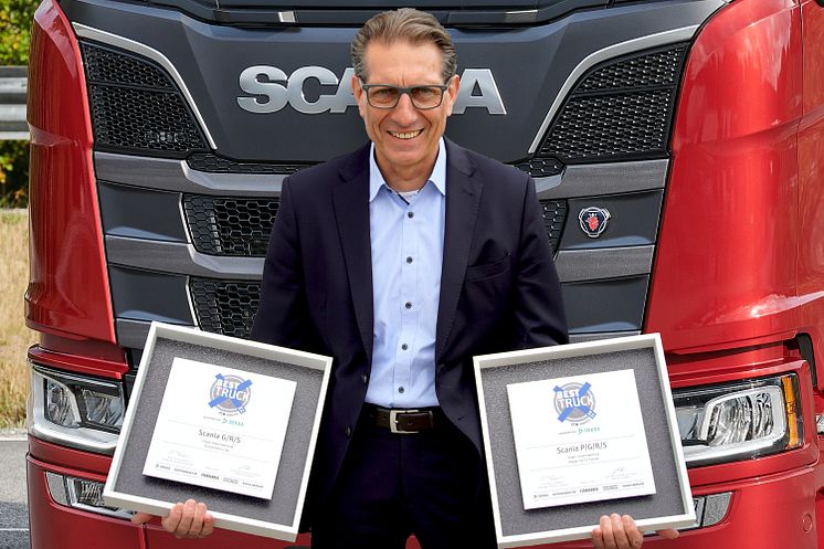 Christian Hottgenroth, Direktor Verkauf Lkw, Scania Deutschland Österreich freut sich über die Auszeichnungen des ETM Verlags.