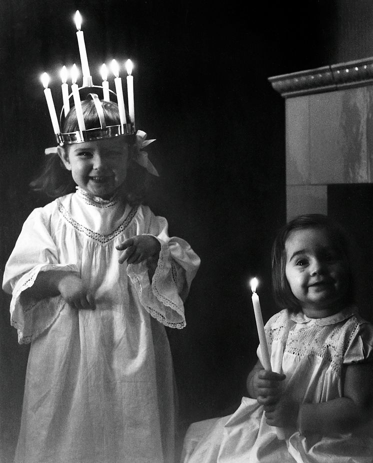 Luciafirande i hemmet blev vanligt på 1950- och 60-talen. Foto Gösta Glase, Nordiska museet.