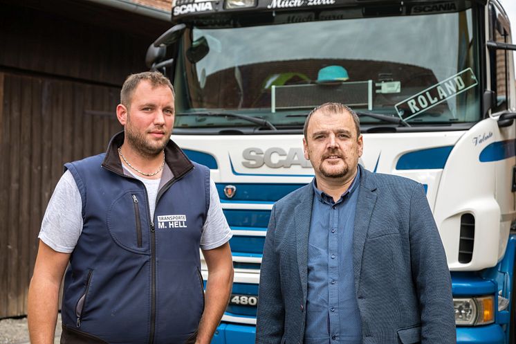 Michael Hell junior, Geschäftsführer Michael Hell Transporte, und Alfred Redl, Verkaufsberater Scania Österreich (v. l.)