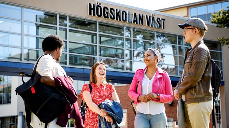 Studenter på Högskolan Väst Campus utomhus 7