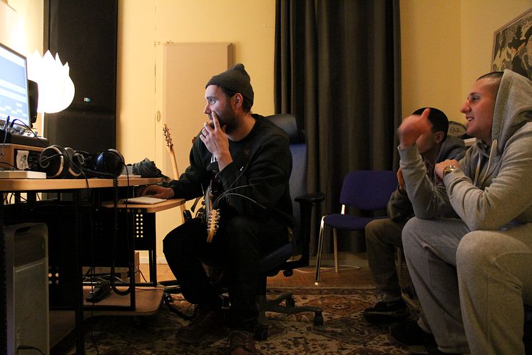 Jon Skoog, cirkelledare och musikproducent (till vänster). Tillsammans med Younes Smaon och Lamo Feilli