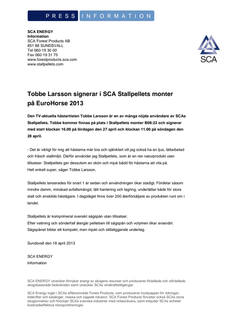 Tobbe Larsson signerar i SCA Stallpellets monter på EuroHorse
