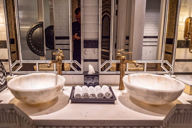THEME_LUXURY_HOTEL_BATHROOM_GettyImages-1453916142_Universal_Within usage period_96564.jpg