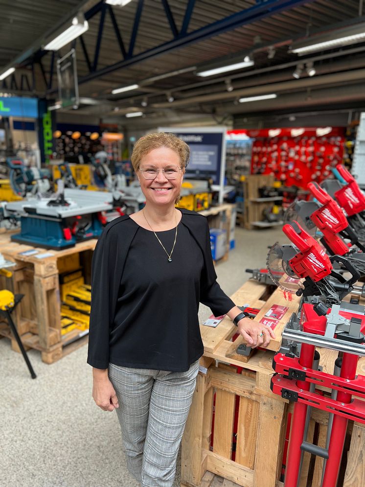 Foto af Ditte T. Gullach, der for et år siden startede i en nyoprettet stilling som arbejdsmiljøansvarlig i Carl Ras. Hun står blandt andet i spidsen for at styrke arbejdet med kønsdiversitet og inklusion i Carl Ras