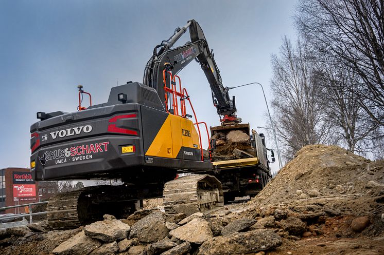 Volvo EC250E bandgrävare hos Grus Schakt i Umeå