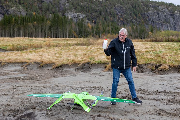 Johan Ahlin from Nemko Norlabs aqcuires the water sample from the drone