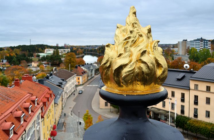 Uranus 4. Bladguld på takets flammande urnor.