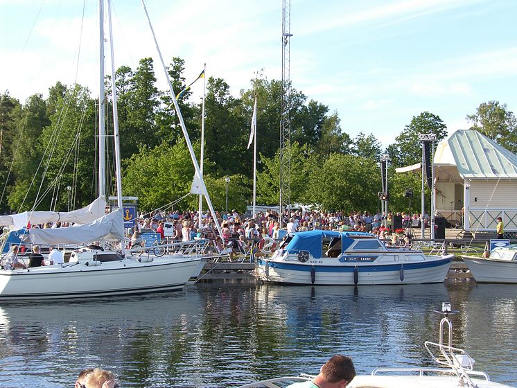 Pressbild - Göta kanal, allsång i Karlsborgs gästhamn
