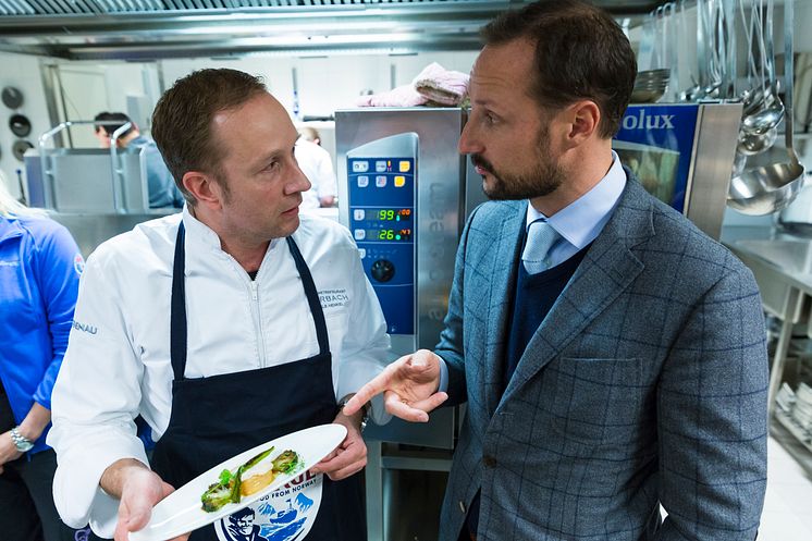 Das passiert nicht alle Tage. Norwegens Thronfolger Haakon beim kulinarischen Fachsimpeln mit Sternekoch Nils Henkel.
