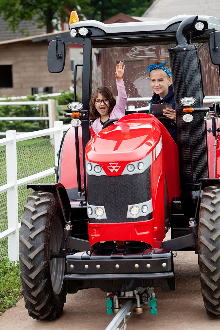 Barn åker traktor