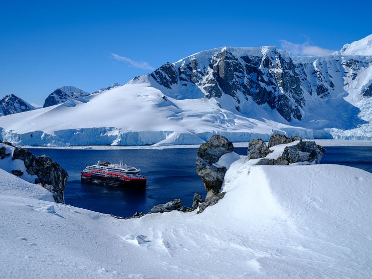 MS_Roald_Amundsen_Antarctica_HGR_142113_Photo_Dan_Avila.JPG