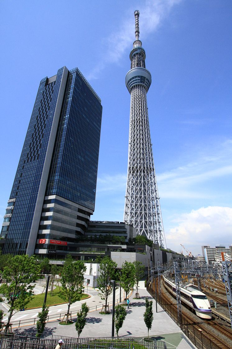 Tobu Tobu Limited Express SPACIA (with TOKYO SKYTREE)