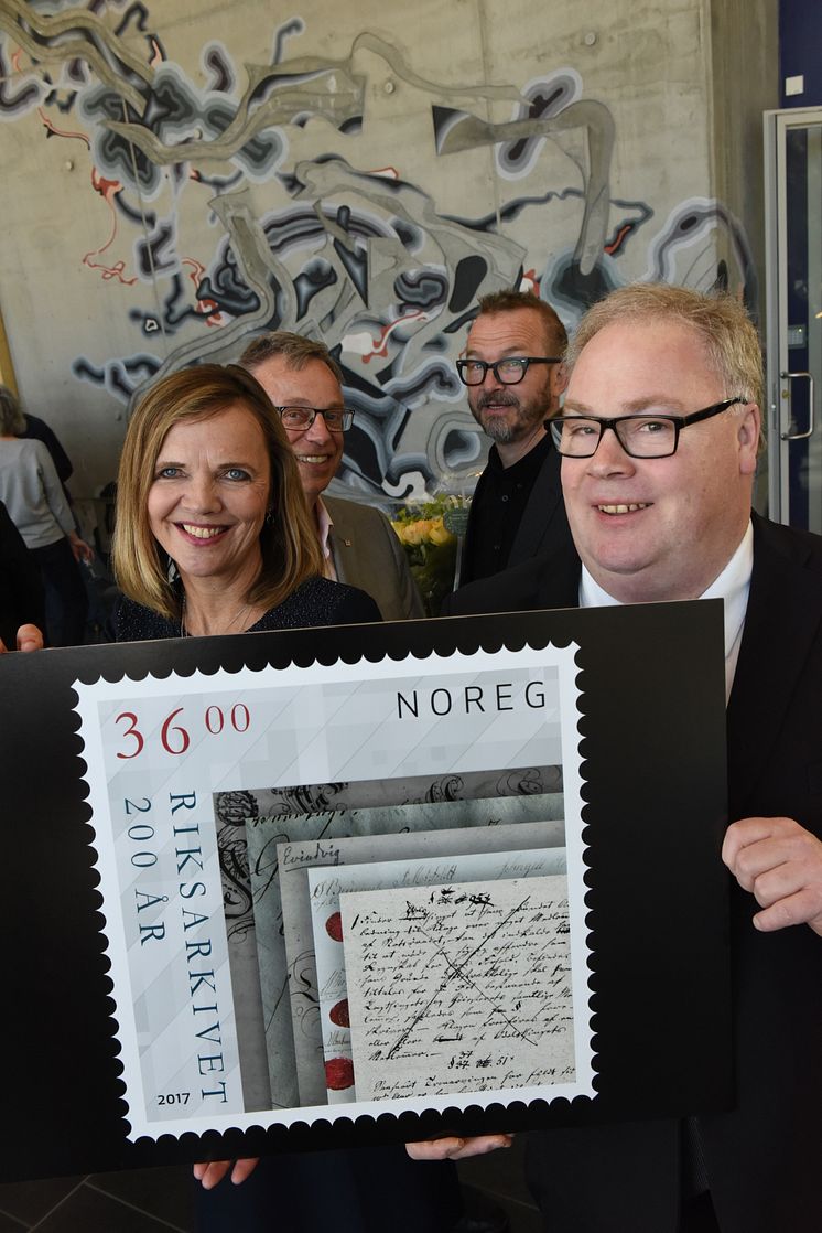 F.v.: Riksarkivar Inga Bolstad, frimerkedirektør Halvor Fasting, frimerkekunstner Jørn O. Jøntvedt og statssekretær Bård Folke Fredriksen