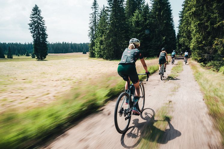 Graveln im Erzgebirge @SportingWOMENGravelcamp2024_Foto theoutsidefactory.jpg