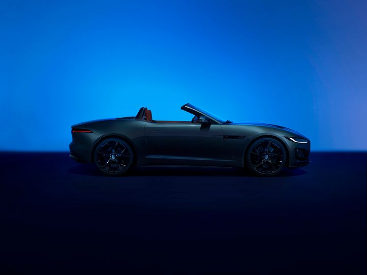 002_Jag_F-TYPE_24MY_Convertible_Exterior_Side_025_PR_111022