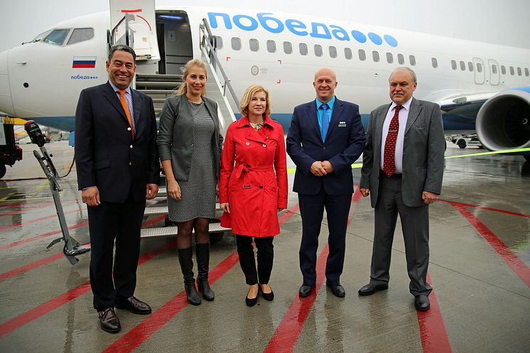 Markus Kopp (Vorstandsmitglied Mitteldeutsche Flughafen AG), Marie-Kristin Gering (Stadtmarketing Halle), Elena Krauße (LTM GmbH), Andrey Kalmykov (Pobeda Geschäftsführer) und Andrey Dronov (Generalkonsul) freuten sich über die neue Verbindung