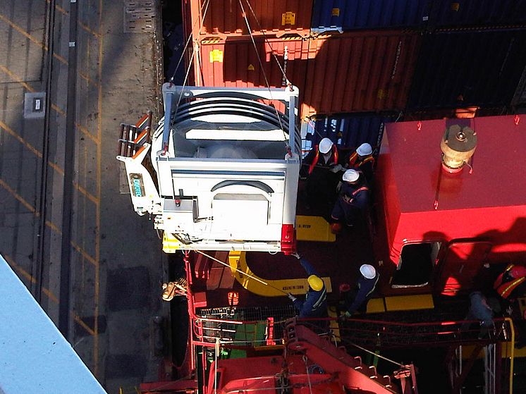 A Cavotec AMP unit is carefully winched into place on APL Singapore @PortofOakland #Cavotecfilm #shorepower