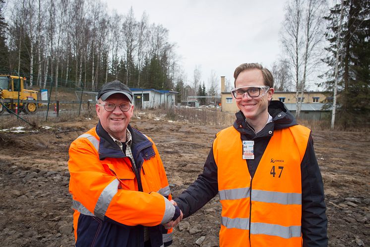 Lars-Göran Rohlén, Orica, och Johan Lagerqvist, Pemco Energi, på den plats där den nya pelletspannan ska stå