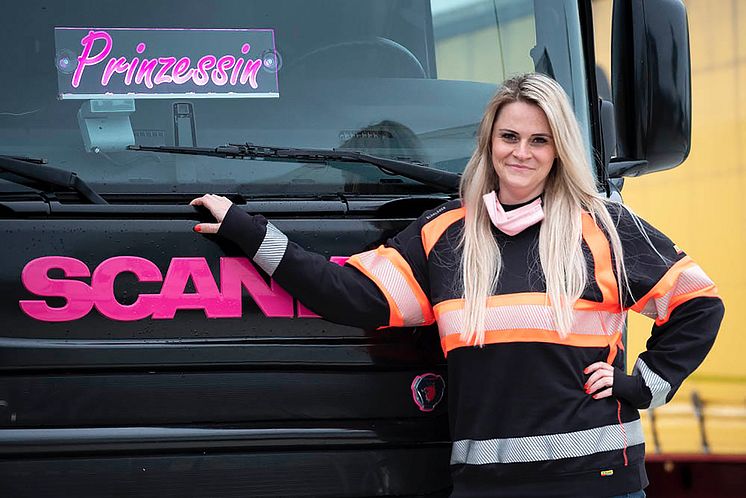 Christina Scheib unterwegs im Scania