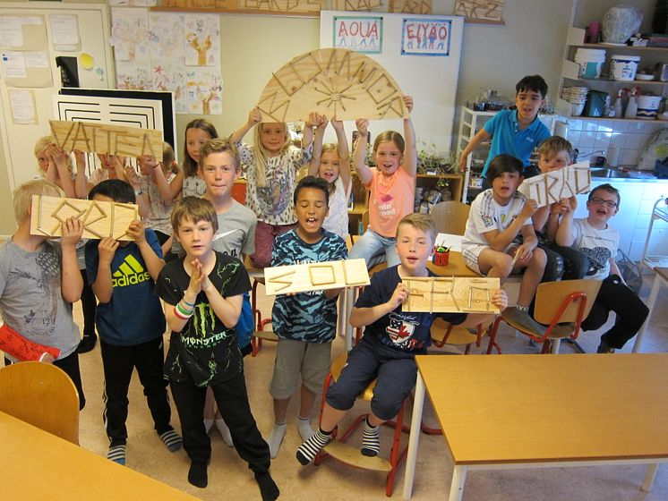 Eleverna har tillverkat egna trädgårdsskyltar i trä. Bild: Berit Åblad