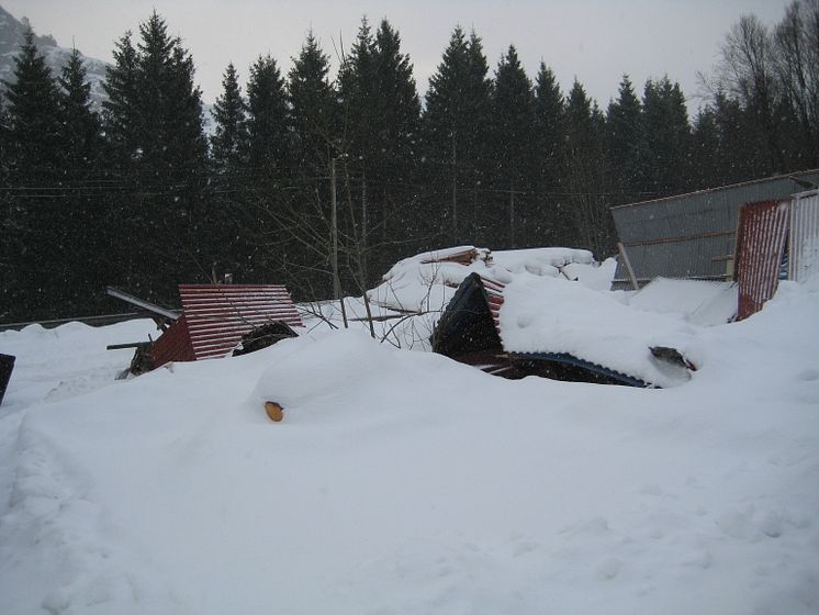 Lager og drifstsbygning med for mye snø på taket
