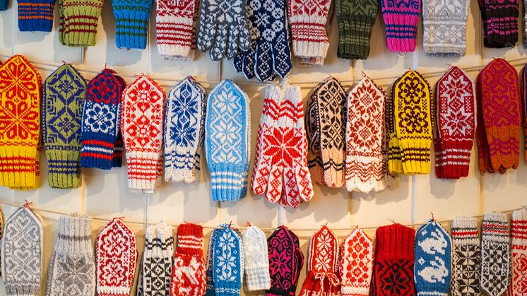 Selbu mittens in different colors - Photo - Fredrik Ahlsen - Visit Norway