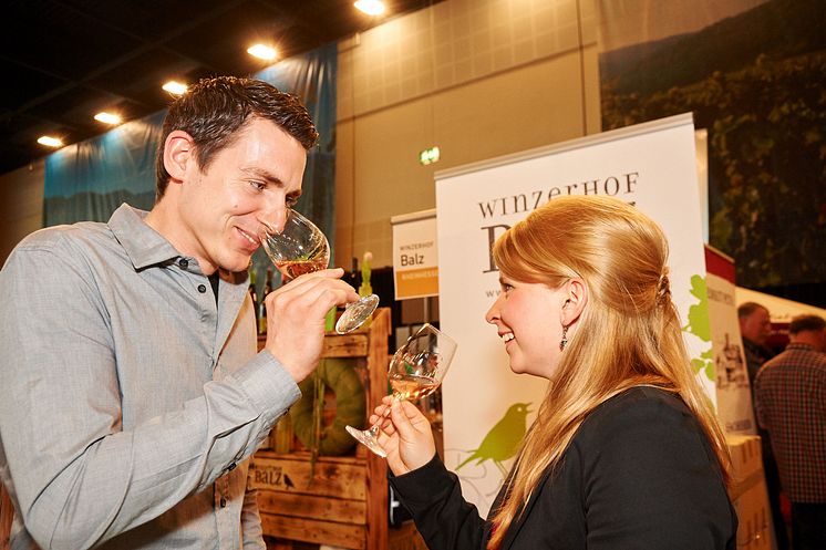 WEINmesse - Besucher bei der Weinprobe