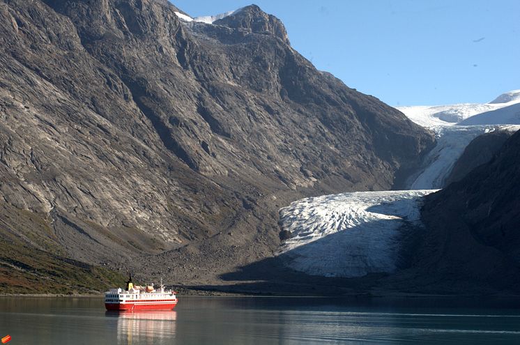 The mountains in Kangerlussuatsiaq makes Sarfaq Ittuk quite small in Greenland