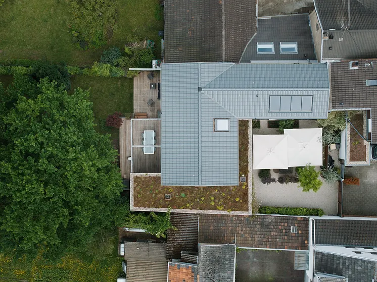 L-förmiges Haus aus Holz, eröffnet einen Hof als Oase