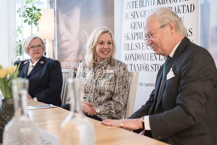 H.M. Kungen samtalar med Kompassrosstipendiaten Madeleine Sundell