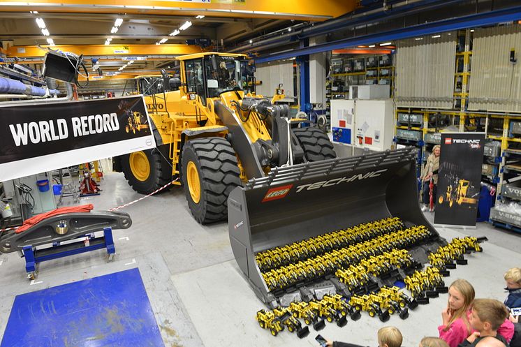 61 stycken LEGO® Technic Volvo L350F hjullstare slår världsrekord i Arvika