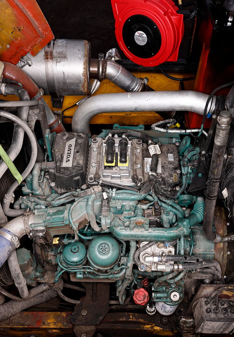 En fyrcylindrig Volvo Penta D5 TAD572 VE på fem liter (250 hk) blev lösningen när hyveln inte klarade utsläppskraven.