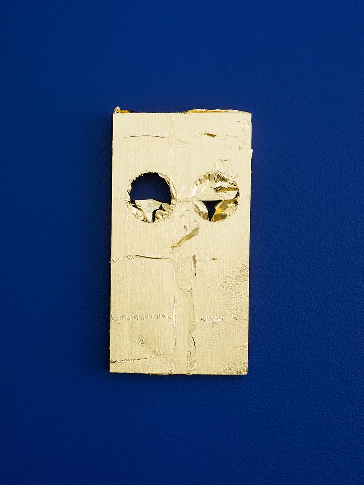 Peter Liversidge, Förgylld mask, 2018