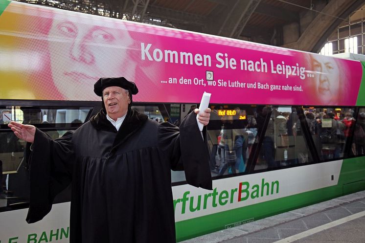 Martin Luther alias Norbert Hein präsentiert die neue Elster-Saale-Bahn am Hauptbahnhof Leipzig