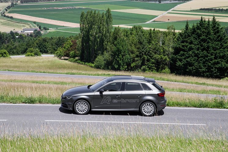 Audi A3 Sportback e-tron Daytonagrå side from distance