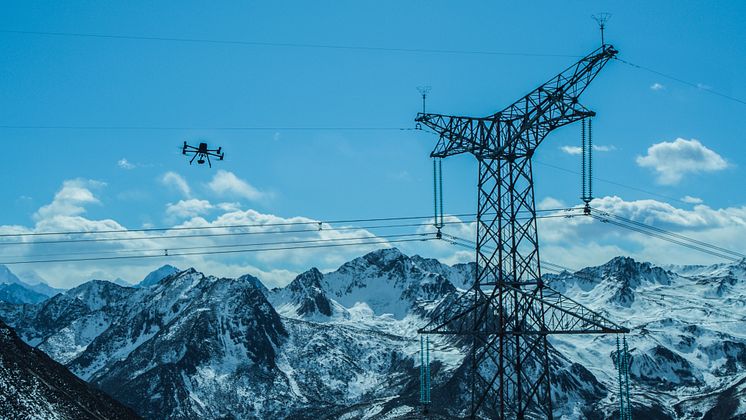 DJI M300 RTK inspecting power lines