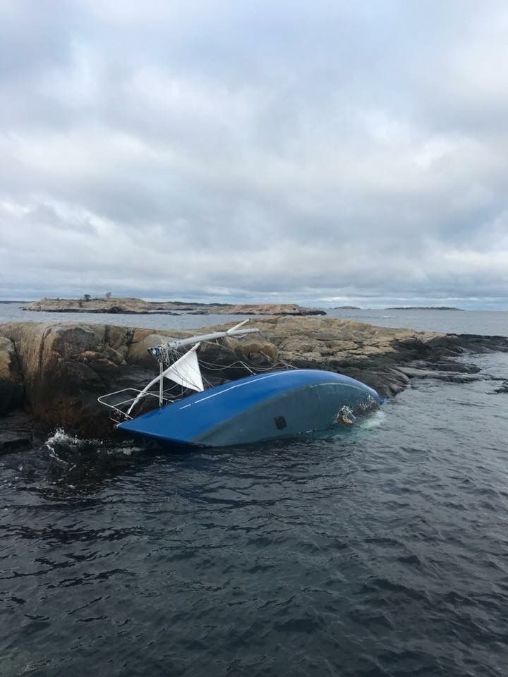 Den förlista segelbåten vid Harstena