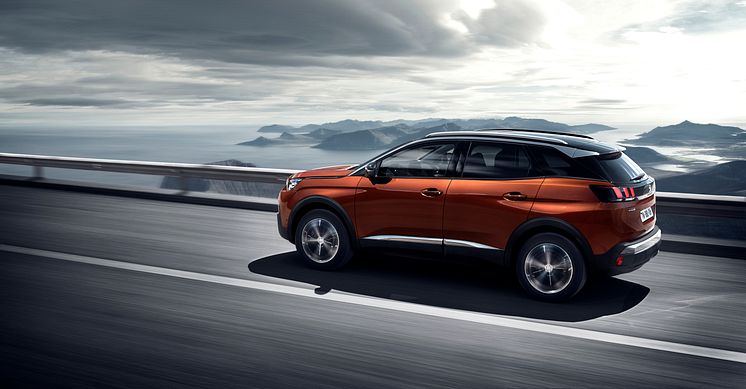 Första bilderna på Peugeots nya SUV 3008