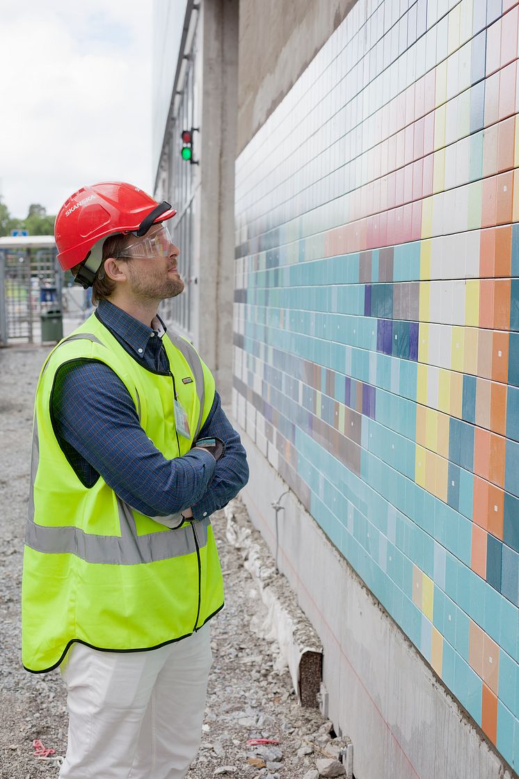 Konstnären Kristoffer Zetterstrand vid sitt verk Ager medicinae Foto: Per Manberg 