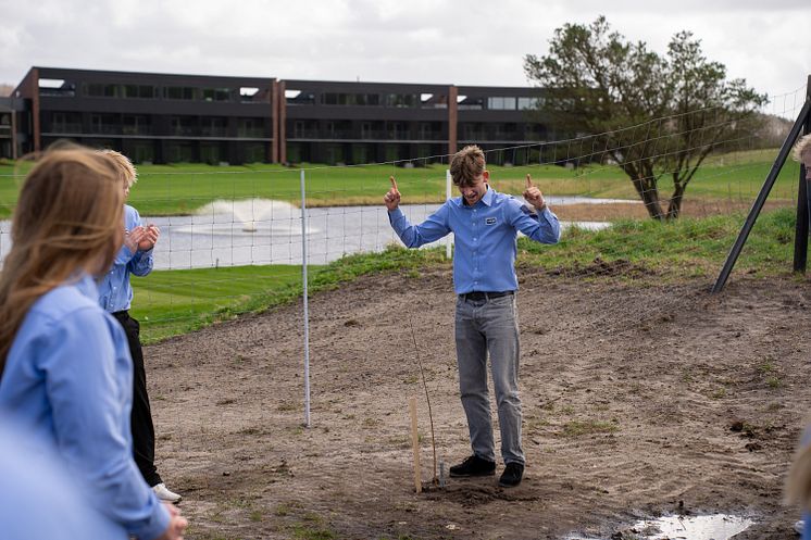 I alt plantede 37 elever træer og til efteråret kommer der 120 flere elever og træer til (3).jpg