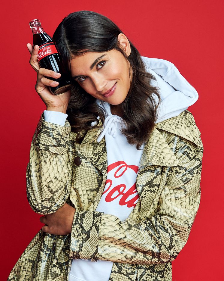 Maryam Razavi Coca-Colan Aito-kuvassa