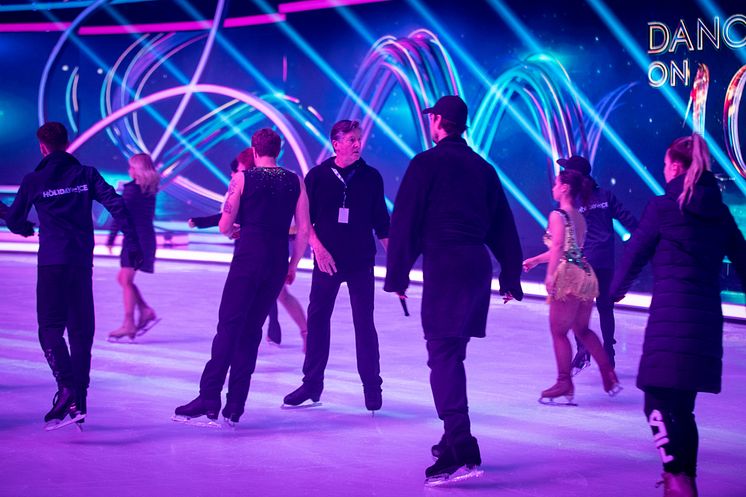 Proben-Countdown für ein spektakuläres TV-Show-Opening: 10 Prominente, 10 Profi-Trainer und 14 internationale Showskater von HOLIDAY ON ICE zelebrieren Eröffnungs-Performance