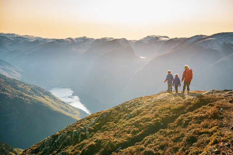 I området rundt Flåm finner man fjellturer som passer for alle 