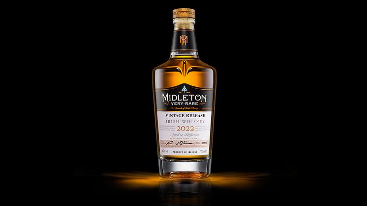 Midleton-Very-Rare_Vintage-Release_2022_Bottle-Shot-with-beam_700ml.